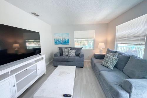 MySunsetView 07 UnitE 2bed 2bath with Pool 3min to Beach allows 18 year olds to book a room in Clearwater