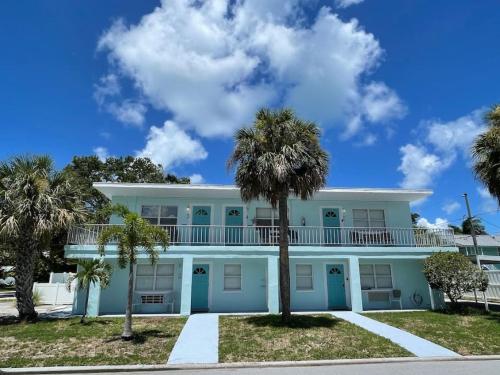 SEABREEZE BLUE Unit 3 1bed 1bath Queen Sleeper parking 3min from beach allows 18 year olds to book a room in Clearwater