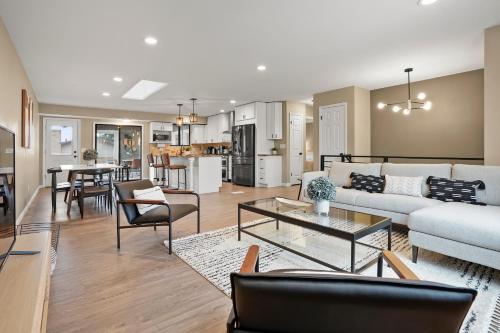 @ Marbella Lane - Modern Suburban Escape Lndry+P allows 18 year olds to book a room in Arvada