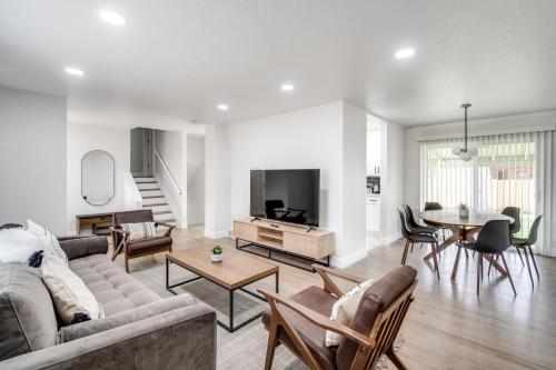 @ Marbella - Spacious and Modern Home in Arvada allows 18 year olds to book a room in Arvada