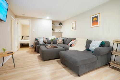 @ Marbella Lane - Cozy & Vibrant Home in Arvada allows 18 year olds to book a room in Arvada