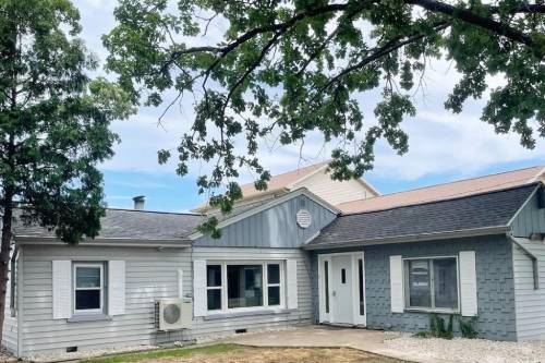 Waterfront Cottage near Lambeau and Door County! allows 18 year olds to book a room in Green Bay