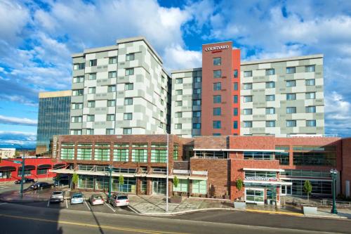 Courtyard by Marriott Seattle Everett Downtown allows 18 year olds to book a room in Everett