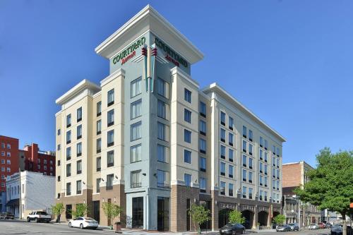 Courtyard by Marriott Wilmington Downtown/Historic District allows 18 year olds to book a room in Wilmington