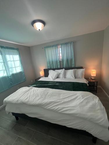 Remodeled Upper Unit w King Beds Great Area allows 18 year olds to book a room in Centennial