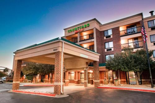 Courtyard Denver South Park Meadows Mall allows 18 year olds to book a room in Centennial