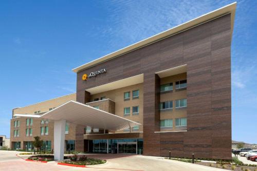 La Quinta Inn & Suites by Wyndham Round Rock near Kalahari allows 18 year olds to book a room in Round Rock