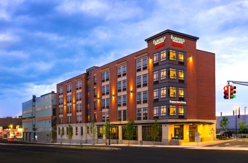 Fairfield Inn & Suites by Marriott Boston Cambridge allows 18 year olds to book a room in Cambridge