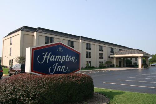 Hampton Inn Chicago Elgin/I-90 allows 18 year olds to book a room in Elgin