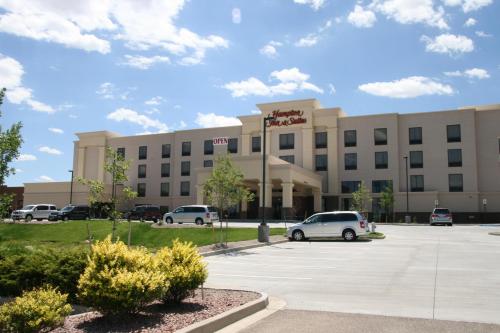 Hampton Inn and Suites Pueblo/North allows 18 year olds to book a room in Pueblo