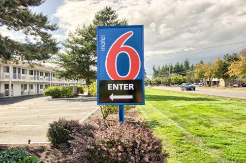 Motel 6-Everett, WA - North allows 18 year olds to book a room in Everett