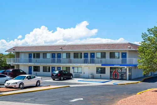 Motel 6-Pueblo, CO - I-25 allows 18 year olds to book a room in Pueblo