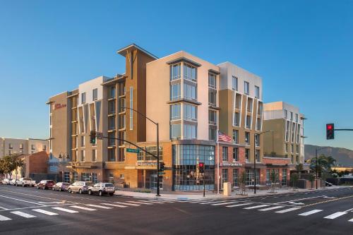 Hilton Garden Inn Burbank Downtown allows 18 year olds to book a room in Burbank