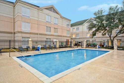 Hilton Garden Inn Austin Round Rock allows 18 year olds to book a room in Round Rock