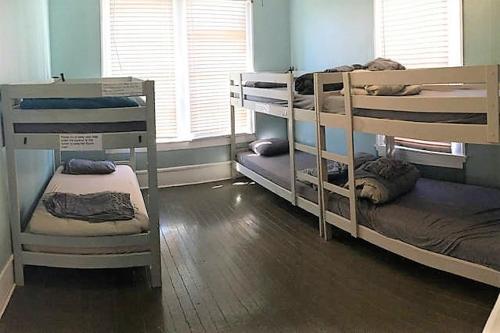 Stella Maris Hostel allows 18 year olds to book a room in Wilmington