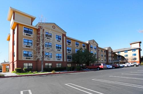 Extended Stay America Suites - Los Angeles - Burbank Airport allows 18 year olds to book a room in Burbank