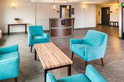 Red Lion Inn and Suites Everett allows 18 year olds to book a room in Everett