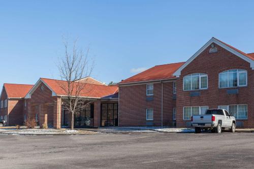 Days Inn & Suites by Wyndham Lancaster Amish Country allows 18 year olds to book a room in Lancaster