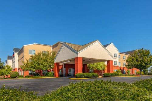 Fairfield Inn & Suites Lancaster allows 18 year olds to book a room in Lancaster