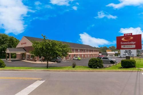 Econo Lodge Amish Country allows 18 year olds to book a room in Lancaster