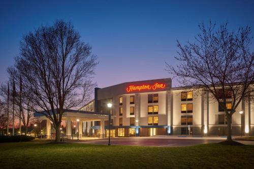 Hampton Inn Lancaster allows 18 year olds to book a room in Lancaster